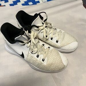 Nike Lebrons Witness .V.5 Size 11 great basketball shoes incredible shape